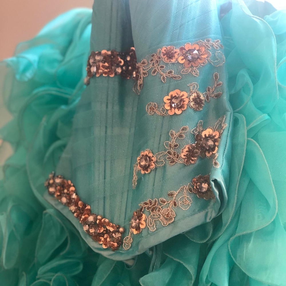 Sweet 16 dress !!! Crowns etc . Everything included with price heel size 6 n 7💕